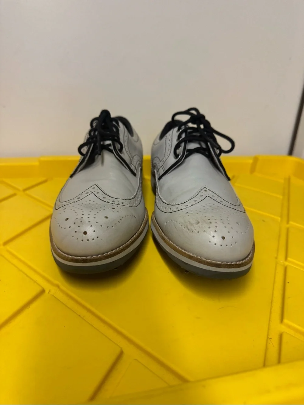 FootJoy Men’s 8.5 White Leather Wingtip Brogue Soft Spike Golf Shoes FJ